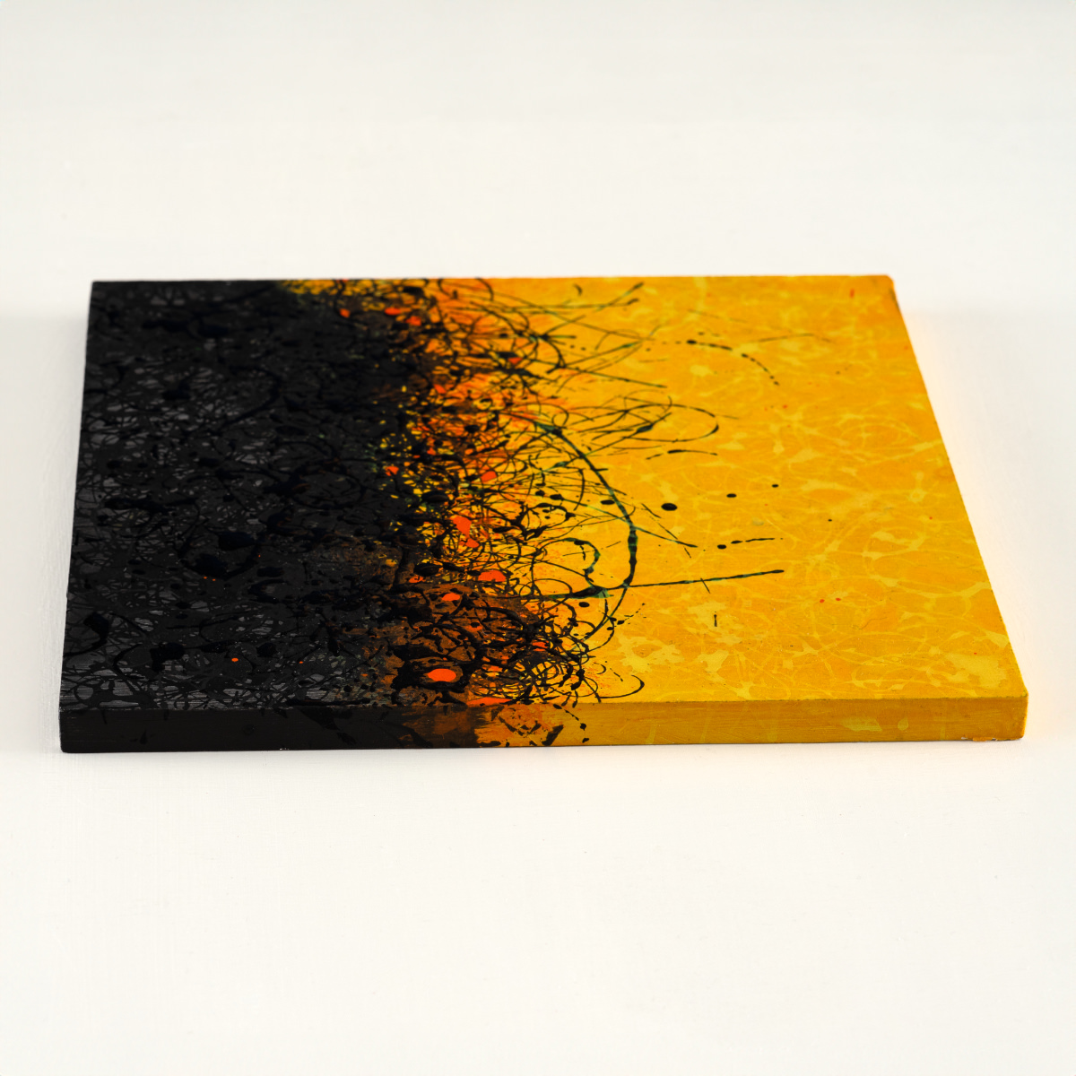 sans titre 
 2025-13. Acrylique et encres à base d’alcool sur bois. 20 x 20 cm. 
2025 – Dominique Vial